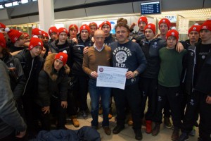 Der Vorsitzende des BISS e.V. überreicht den Spendenscheck an das Mitglied des Vorstandes der Eisbären Juniors Berlin Andreas Reiner